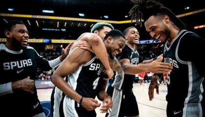 九游娱乐-包揽四项月度大奖，创造NBA历史！这队等了10年，终于彻底崛起了