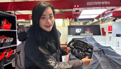 九游娱乐-记者亲历上赛场夜游：手握赛车方向盘，站上F1领奖台